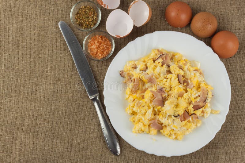 Ovos mexidos fritados em uma placa Refeições entusiastas para atletas Faça dieta o alimento Café da manhã tradicional na tabela O imagens de stock royalty free Ovos mexidos fritados em uma placa Refeições entusiastas para atletas Faça dieta o alimento Café da manhã tradicional na tabela O imagens de stock royalty free