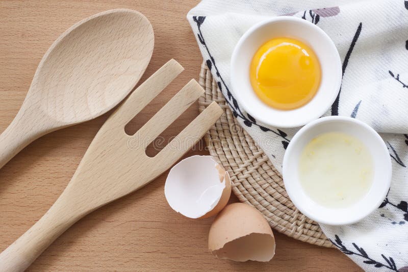 Ovos que cozinham para o café da manhã, uma gema do formulário da proteína e o albume em um fundo branco, ou em uma tabela de mad fotografia de stock royalty free Ovos que cozinham para o café da manhã, uma gema do formulário da proteína e o albume em um fundo branco, ou em uma tabela de mad fotografia de stock royalty free