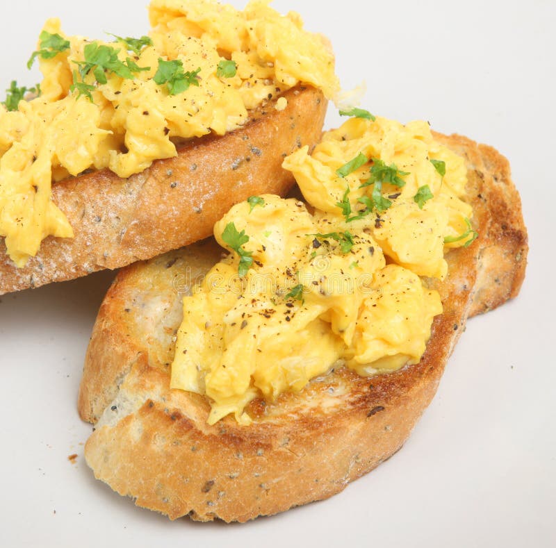 Ovos Scrambled no brinde imagem de stock royalty free Ovos Scrambled no brinde imagem de stock royalty free