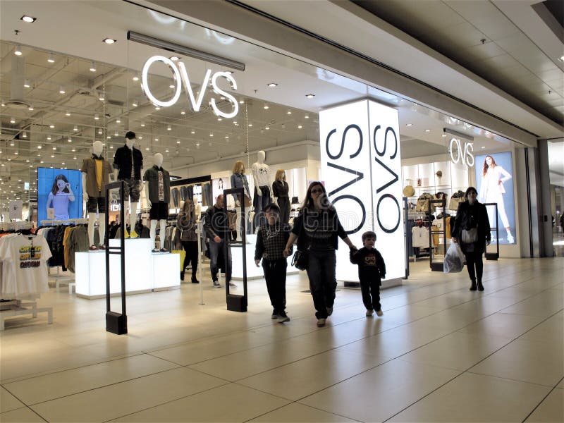 OVS-Modespeicher in Rom stockbild OVS-Modespeicher in Rom stockbild