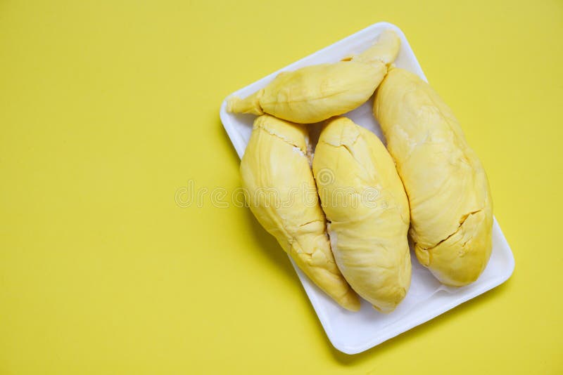 Owoce durian świeże z drzewa na tacy z tworzywa sztucznego i żółte tło dojrzałe durijskie owoce tropikalne lato na słodki deser lu zdjęcie royalty free