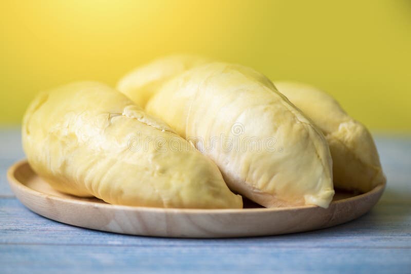 Owoce durii świeże ze skórki drzewa na płytce drewnianej dojrzałe durijskie owoce tropikalne lato na słodki deser lub przekąskę w zdjęcia royalty free