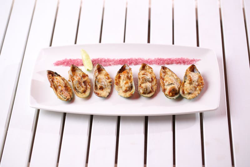 Owoce morza Shellfish mussels Piec mussels z serem, cilantro i cytryną w skorupach, fotografia stock Owoce morza Shellfish mussels Piec mussels z serem, cilantro i cytryną w skorupach, fotografia stock