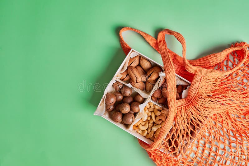 Owoce z płaskiej siateczki z zakupami w sklepach ekologicznych fotografia stock