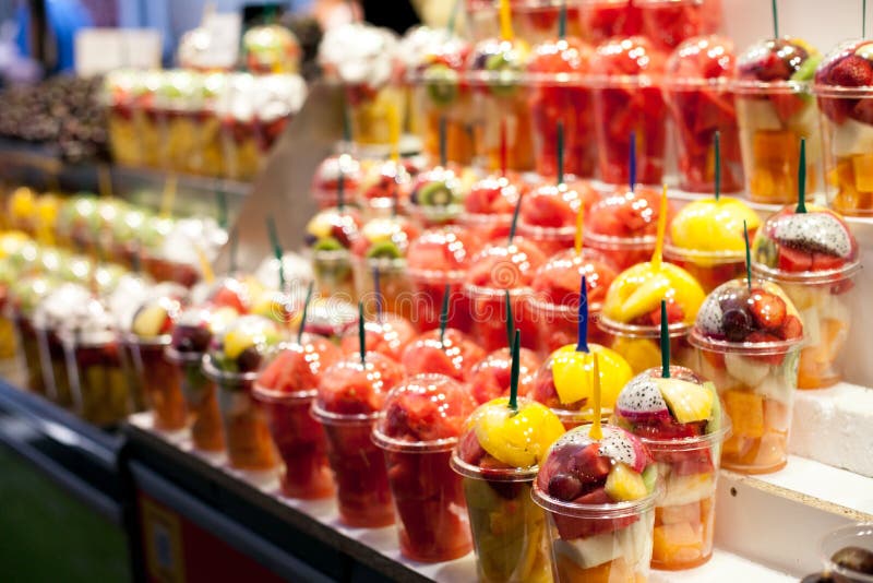 Owocowa sałatka układał w plastikowych filiżankach przy Boqueria rynkiem w Barcelona Świeże Naturalne owoc Dla sprzedaży W hiszpa zdjęcia stock Owocowa sałatka układał w plastikowych filiżankach przy Boqueria rynkiem w Barcelona Świeże Naturalne owoc Dla sprzedaży W hiszpa zdjęcia stock