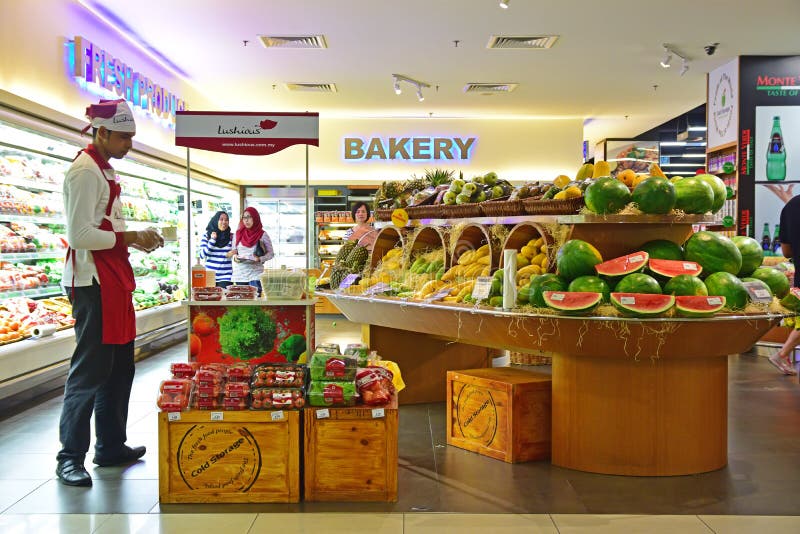 Owocowa sekci wyspa i promocyjny budka z organizatorem w supermarkecie w Azja zdjęcie royalty free Owocowa sekci wyspa i promocyjny budka z organizatorem w supermarkecie w Azja zdjęcie royalty free
