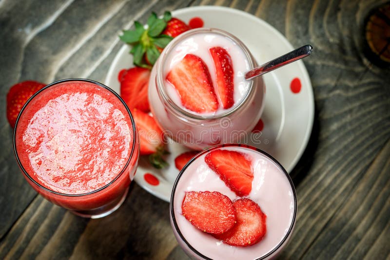 Owocowy jogurt - truskawkowy jogurtu i truskawki smoothie dla zdrowego łasowania fotografia stock Owocowy jogurt - truskawkowy jogurtu i truskawki smoothie dla zdrowego łasowania fotografia stock