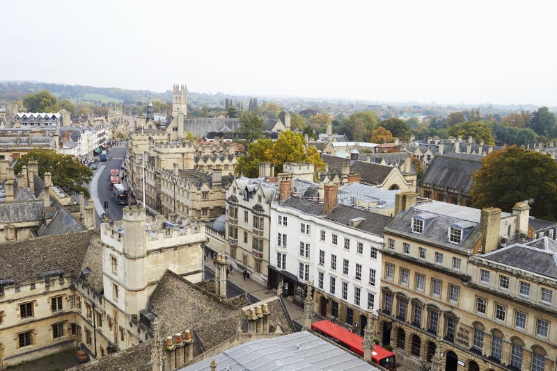 OXFORD HET UK 26 OKTOBER 2016: Luchtmening die van de Stad van Oxford Universiteitsgebouwen en Spitsen tonen stock afbeeldingen OXFORD HET UK 26 OKTOBER 2016: Luchtmening die van de Stad van Oxford Universiteitsgebouwen en Spitsen tonen stock afbeeldingen