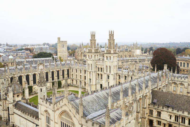 OXFORD REINO UNIDO 26 DE OCTUBRE DE 2016: Vista aérea de la ciudad de Oxford que muestra edificios y chapiteles de la universidad
