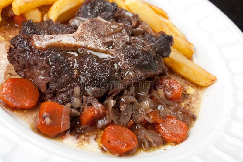 Oxtail stew με τα καρότα και τα τηγανητά στοκ εικόνα με δικαίωμα ελεύθερης χρήσης Oxtail stew με τα καρότα και τα τηγανητά στοκ εικόνα με δικαίωμα ελεύθερης χρήσης