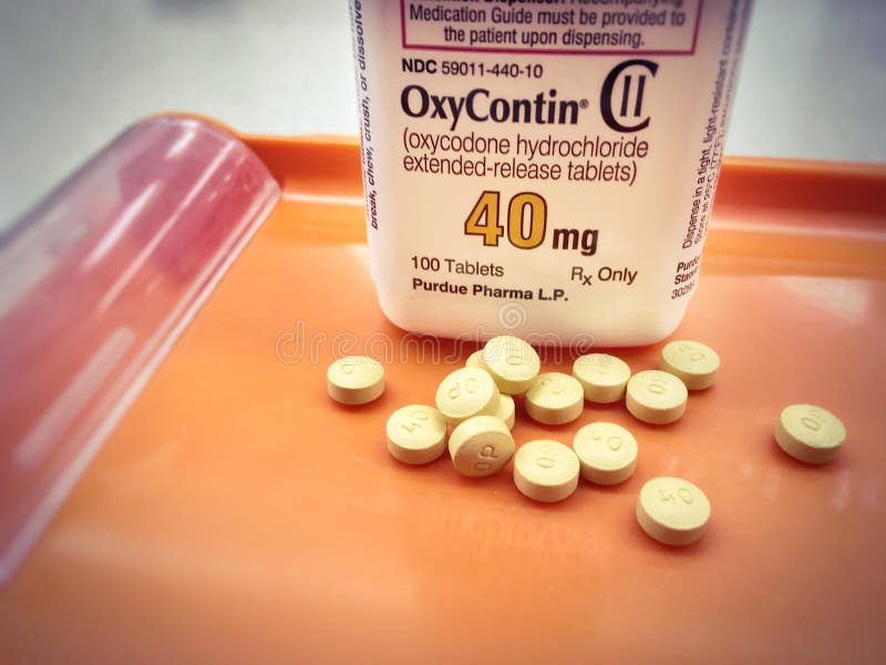 Oxycodone-Flasche auf Apothekenbehälter mit den Tabletten heraus gegossen stockfotografie Oxycodone-Flasche auf Apothekenbehälter mit den Tabletten heraus gegossen stockfotografie
