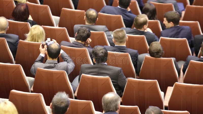 Oyentes de la sala de conferencias con vista previa almacen de metraje de vídeo