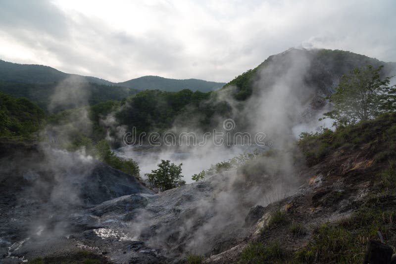 Oyunuma, valle dell'inferno di Jigokudani, Noboribetsu, Giappone immagine stock libera da diritti Oyunuma, valle dell'inferno di Jigokudani, Noboribetsu, Giappone immagine stock libera da diritti