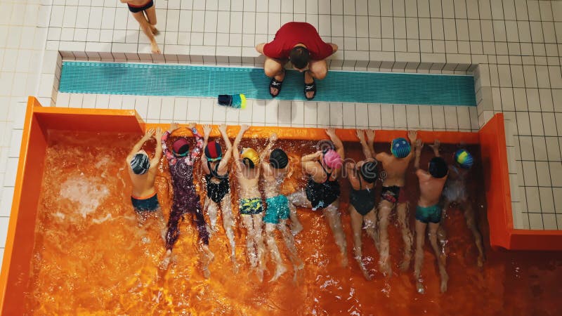 05122022 ozarow mazowiecki photo aérienne d'un groupe d'enfants prenant cours de natation dans une piscine peu profonde clips vidéos