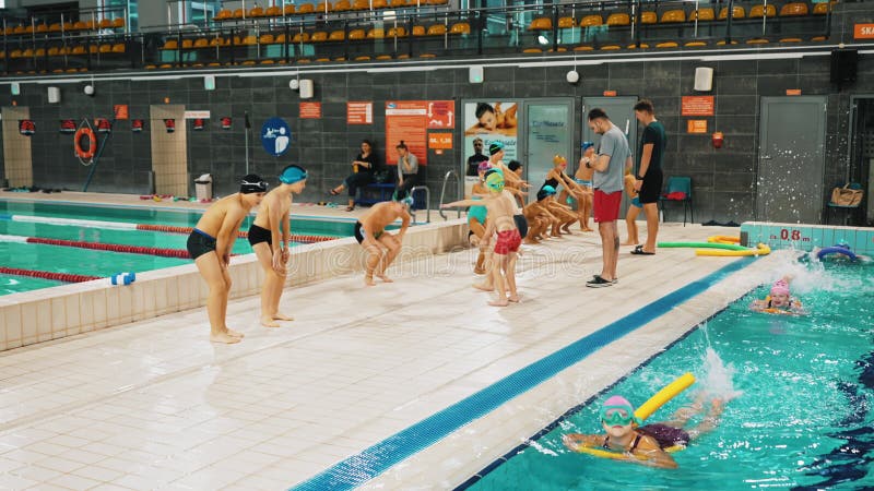 05122022 ozarow mazowiecki poland mi-photo d'un groupe d'enfants se réchauffant dans une piscine avant une baignade banque de vidéos