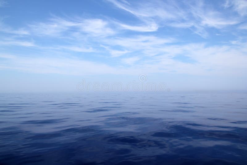 Ozeanhimmel-Horizont scenics des ruhiges Seeblauen Wassers lizenzfreies stockbild