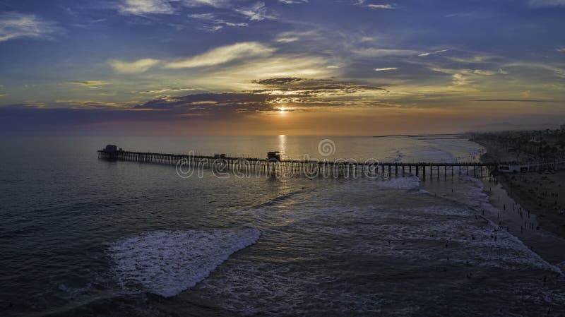 Ozeanufer-Pier bei Sonnenuntergang stockbild Ozeanufer-Pier bei Sonnenuntergang stockbild