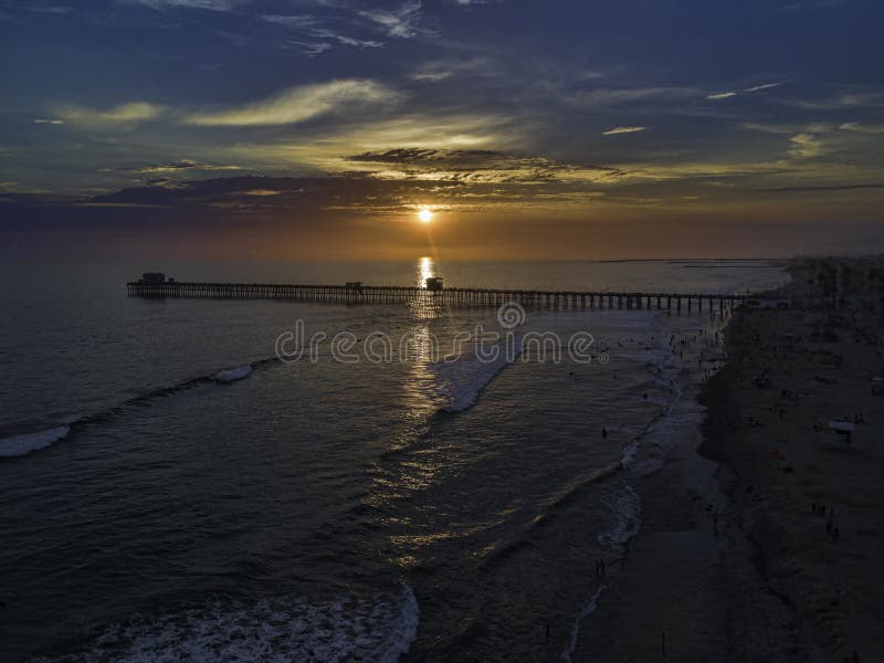 Ozeanufer-Pier bei Sonnenuntergang stockfotos Ozeanufer-Pier bei Sonnenuntergang stockfotos