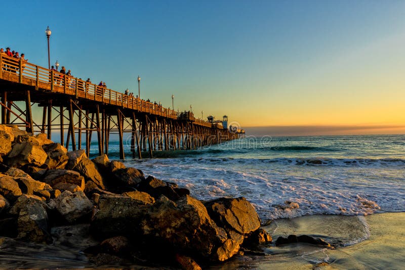 Ozeanufer Pier Sunset stockbild Ozeanufer Pier Sunset stockbild