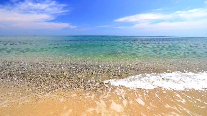 Ozeanwellen auf dem Strand