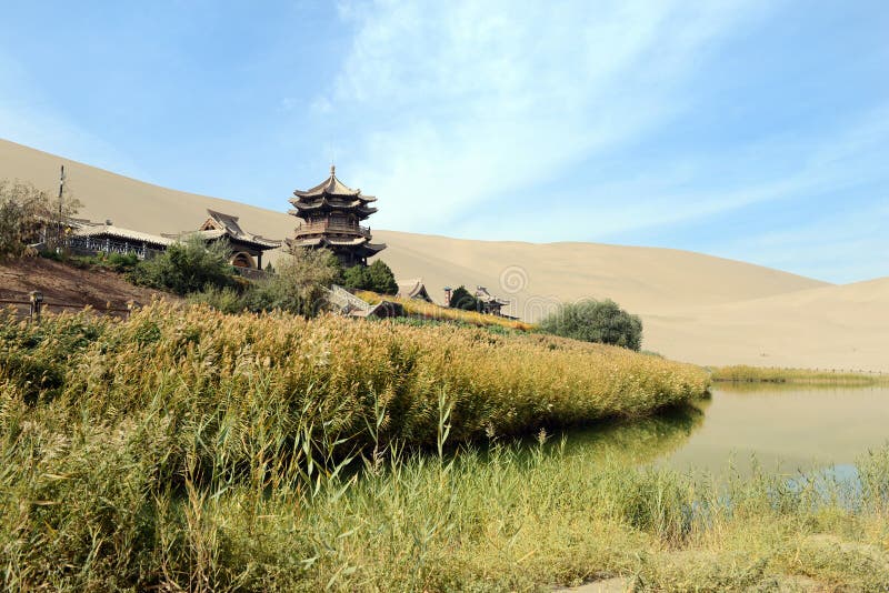 Oásis do deserto em Dunhuang imagem de stock royalty free Oásis do deserto em Dunhuang imagem de stock royalty free