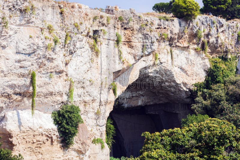 Oído de la cueva de la piedra caliza de Dionysius Orecchio di Dionisio con acústica inusual - Syracuse, Sicilia, Italia foto de archivo libre de regalías Oído de la cueva de la piedra caliza de Dionysius Orecchio di Dionisio con acústica inusual - Syracuse, Sicilia, Italia foto de archivo libre de regalías