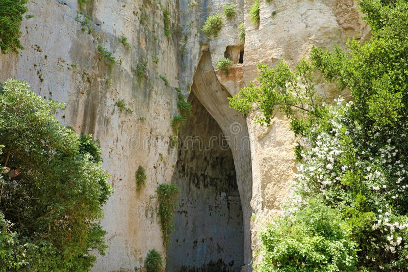 Oído de la cueva de la piedra caliza de Dionysius Orecchio di Dionisio una cueva con el interior de los efectos de la acústica, S imagenes de archivo Oído de la cueva de la piedra caliza de Dionysius Orecchio di Dionisio una cueva con el interior de los efectos de la acústica, S imagenes de archivo