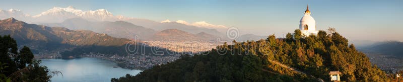 Озеро Pokhara Annapurna Manaslu Phewa stupa мира во всем мире стоковые изображения rf