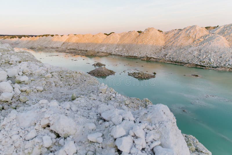 Озеро гор с изумрудной водой на заходе солнца стоковая фотография rf Озеро гор с изумрудной водой на заходе солнца стоковая фотография rf