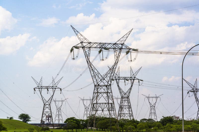 Опоры электричества, запруда Itaipu, Бразилия стоковые изображения Опоры электричества, запруда Itaipu, Бразилия стоковые изображения