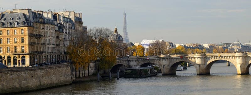 осень paris Солнце освещает реку Сену, повернутые желтые деревья на берег и красивые дома которое делают архитектурноакустический стоковые изображения rf осень paris Солнце освещает реку Сену, повернутые желтые деревья на берег и красивые дома которое делают архитектурноакустический стоковые изображения rf