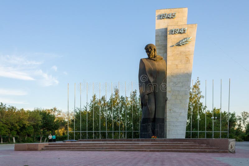 Осмотр достопримечательностей Казахстан Взгляд панорамы на сиротливом памятнике Второй Мировой Войны неизвестного солдата Человек стоковое фото Осмотр достопримечательностей Казахстан Взгляд панорамы на сиротливом памятнике Второй Мировой Войны неизвестного солдата Человек стоковое фото
