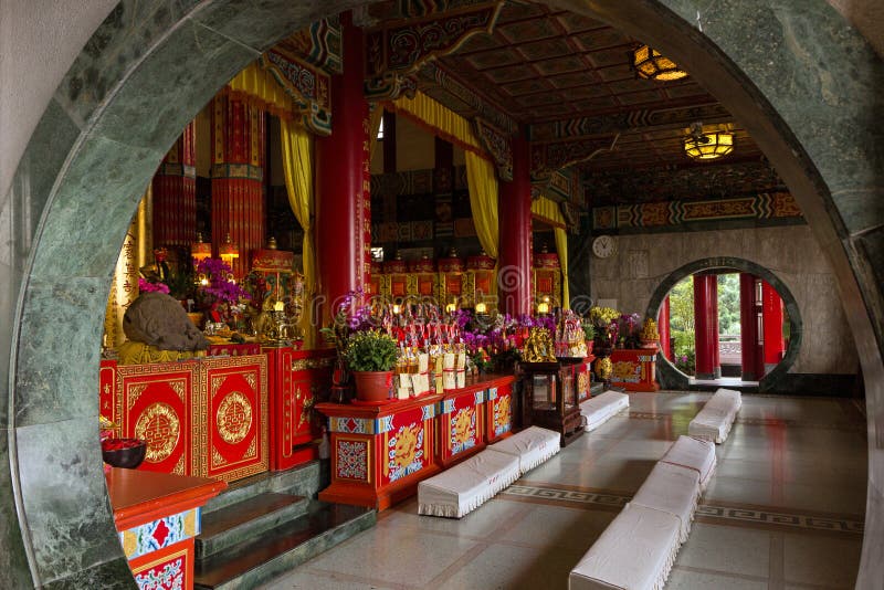 Ołtarz wśrodku Zhinan świątyni w Taipei, Tajwan fotografia stock Ołtarz wśrodku Zhinan świątyni w Taipei, Tajwan fotografia stock