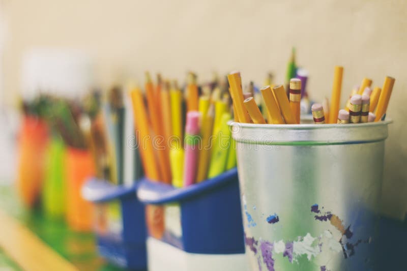 Ołówków markiery na zamazanym tle i kolory