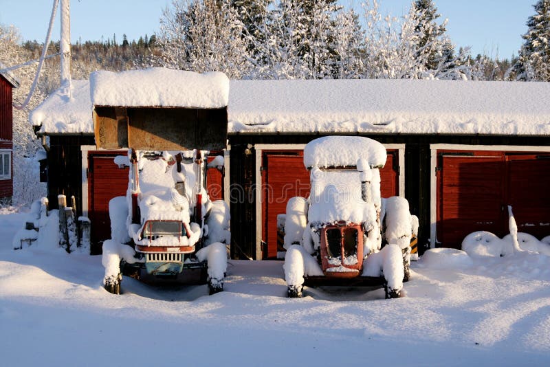 Ośniedziali starzy ciągniki opuszczać w śniegu
