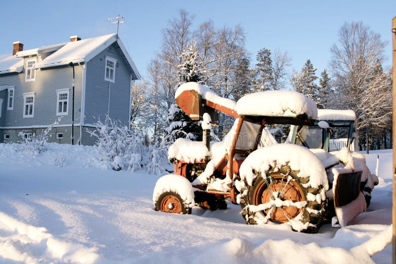 Ośniedziali starzy ciągniki opuszczać w śniegu