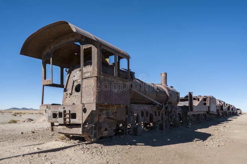 Ośniedziali starzy pociągi przy Taborowym Cmentarzem Cementerio De Trenes w Uyuni pustyni, Boliwia obraz stock Ośniedziali starzy pociągi przy Taborowym Cmentarzem Cementerio De Trenes w Uyuni pustyni, Boliwia obraz stock