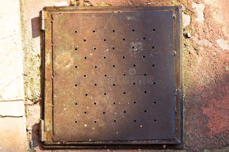 Ośniedziała metalu manhole pokrywa na podłodze fotografia royalty free Ośniedziała metalu manhole pokrywa na podłodze fotografia royalty free