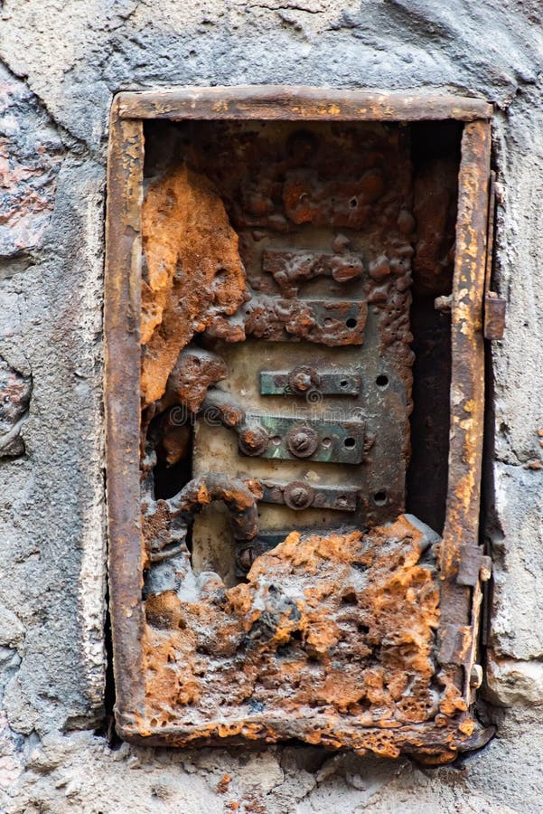 Ośniedziały rocznika metalu panel na fasadzie budynek fotografia stock Ośniedziały rocznika metalu panel na fasadzie budynek fotografia stock