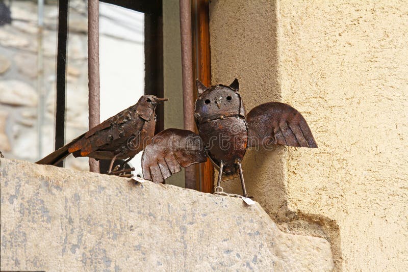 Pájaros Decorativos Hechos Del Metal Para La Venta En La Calle Vieja En  Besalu, España Foto de archivo editorial - Imagen de venta, minorista:  85618833