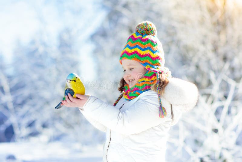 Engraçado menina criança brincando em bolas de neve. inverno jogo