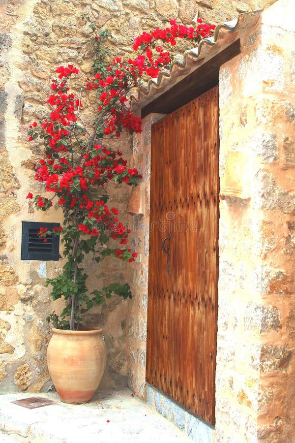 Pátio Rústico Com Vaso De Flores E Buganvília Em Deia, Mallorca, Espanha  Imagem de Stock - Imagem de consoles, marrom: 55469411
