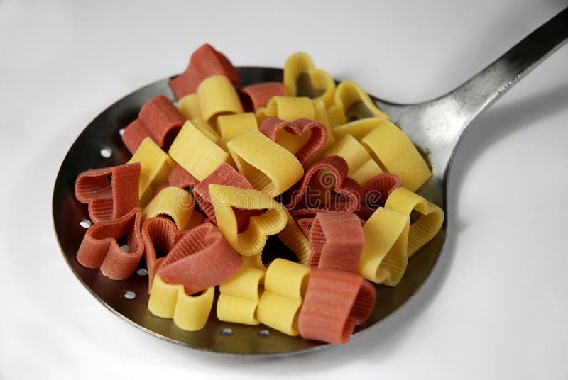 Pâtes En Forme De Coeur En Jaune Et Rouge Image stock - Image du