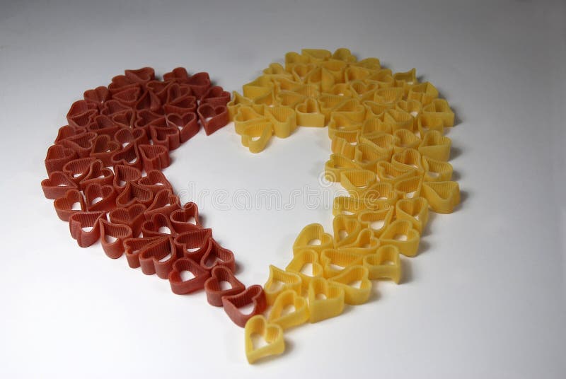 Pâtes En Forme De Coeur En Jaune Et Rouge Image stock - Image du