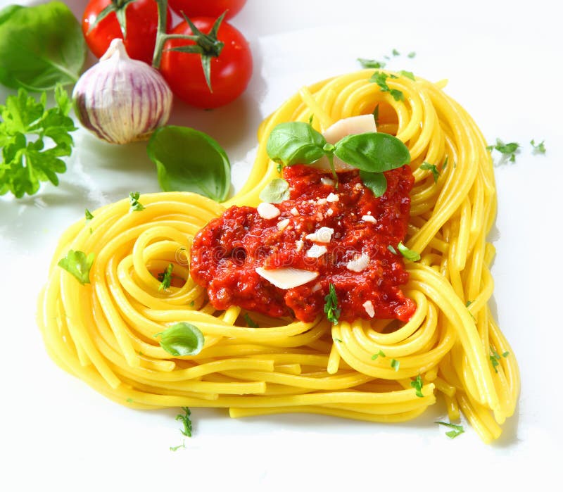 Des Pâtes En Forme De Coeur Avec Une Sauce Tomate En Forme De