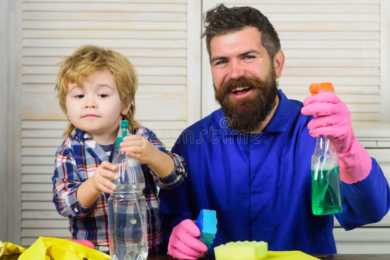 Papa Et Fils Avec Des Produits De Nettoyage. Père Et Enfant Prêts à Faire  Les Travaux Ménagers Ensemble. Drôle De Ménage. Image stock - Image du  nettoyeur, mousse: 216843505