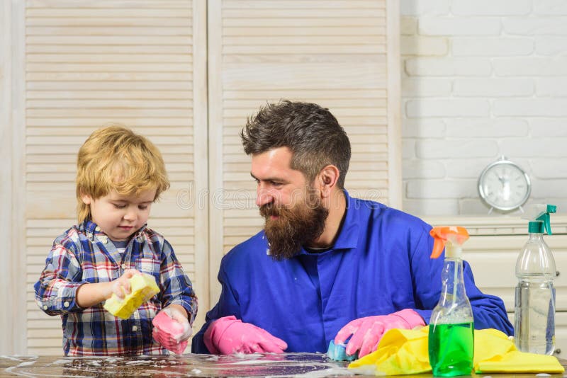 Papa Et Fils Avec Des Produits De Nettoyage. Père Et Enfant Prêts à Faire  Les Travaux Ménagers Ensemble. Drôle De Ménage. Image stock - Image du  nettoyeur, mousse: 216843505