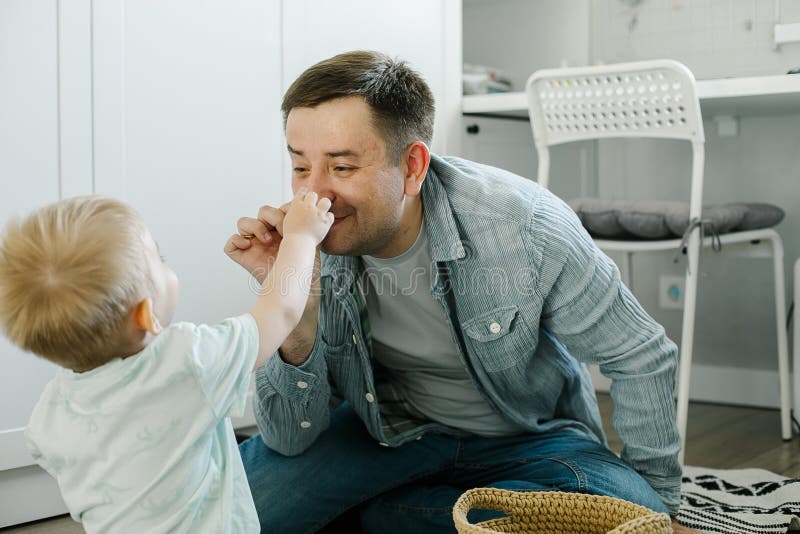 Drôle de petit garçon caucasien célébrant son premier anniversaire. Enfant  excité enfant bambin jouant avec des