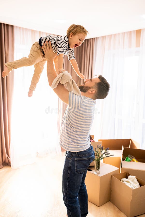 Père Et Fils Jouant Au Basket-ball Ensemble Homme Tirant Balle Par Cerceau  Image stock - Image du sunlight, mouvement: 264453739