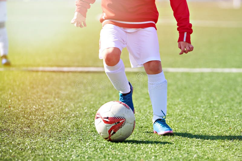 Pés Em Tênis E Bola De Futebol Ao Sol. Jogo Infantil. Foto de Stock -  Imagem de esfera, pés: 192406154